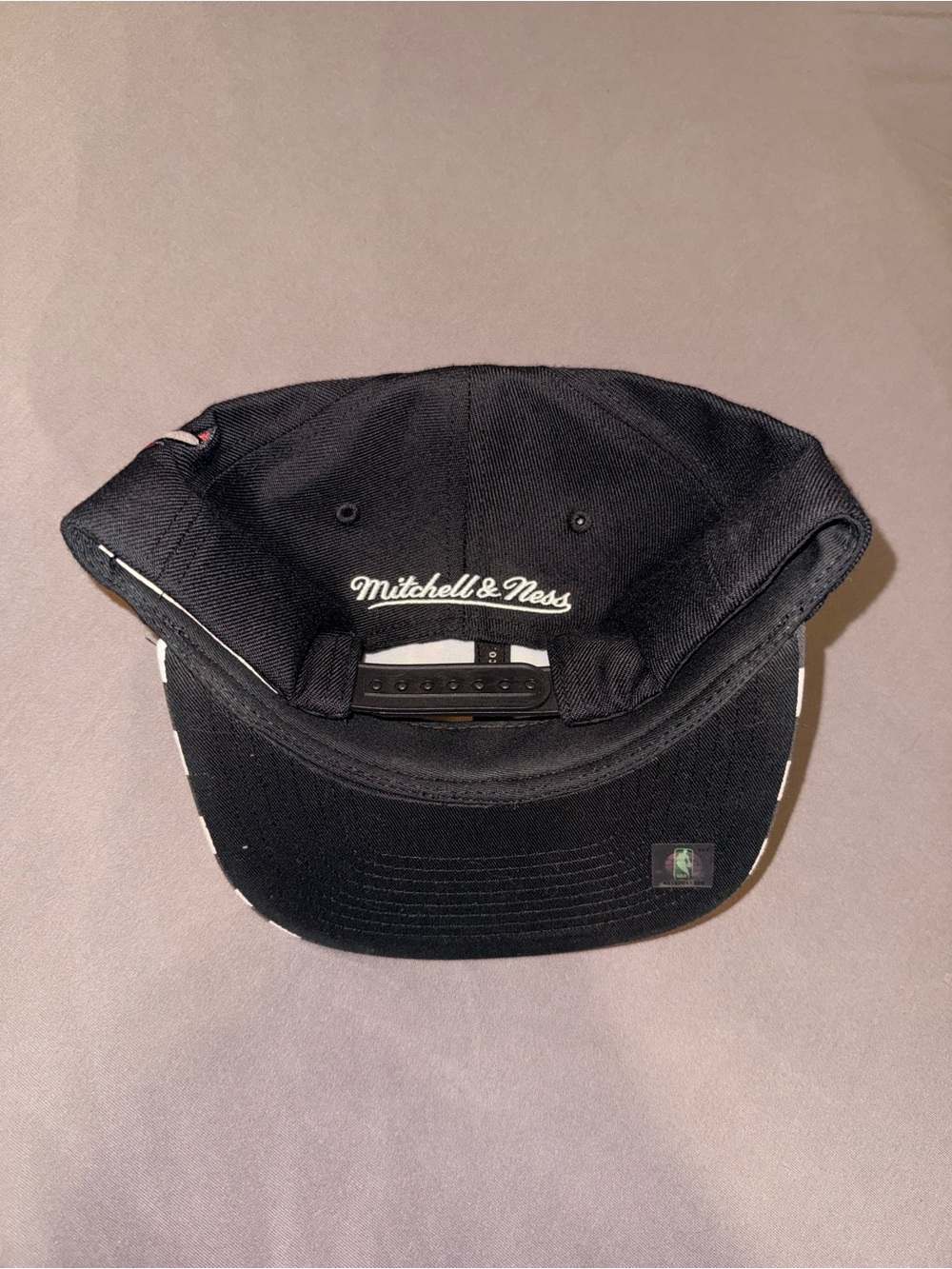 Chicago bulls button up jersey, matching SnapBack hat - Picture 10 of 10